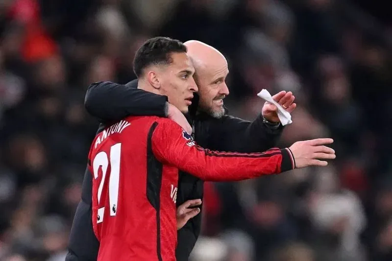 HLV Erik ten Hag chỉ đạo Antony trên sân