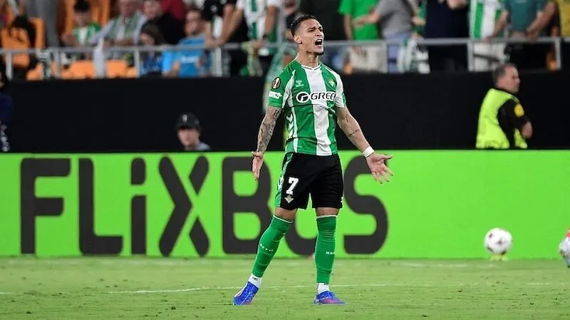 Antony thi đấu trong màu áo Betis