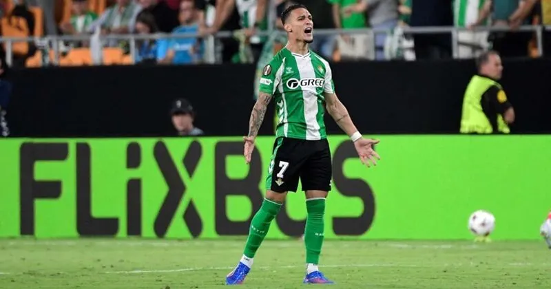 Antony ăn mừng bàn thắng tại Europa League