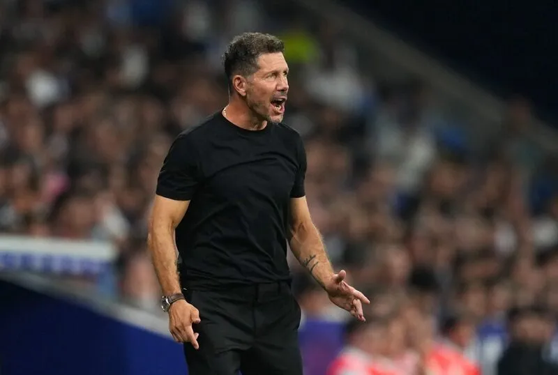 Simeone chỉ đạo học trò trong trận thắng Betis.