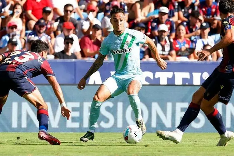 Antony bất lực trước hàng thủ chặt chẽ của Atletico Madrid.