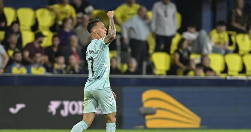 Antony ăn mừng bàn thắng cho Real Betis trước Villarreal.