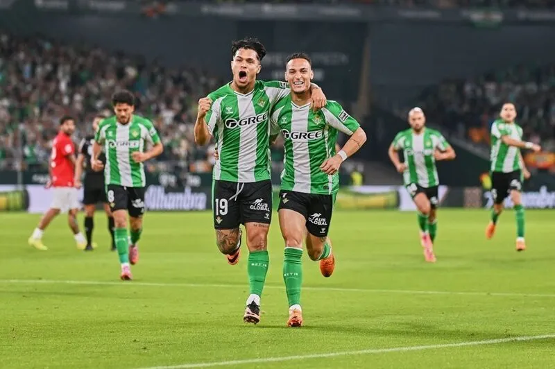 Antony rực sáng giúp Betis vươn vào top 5 La Liga.