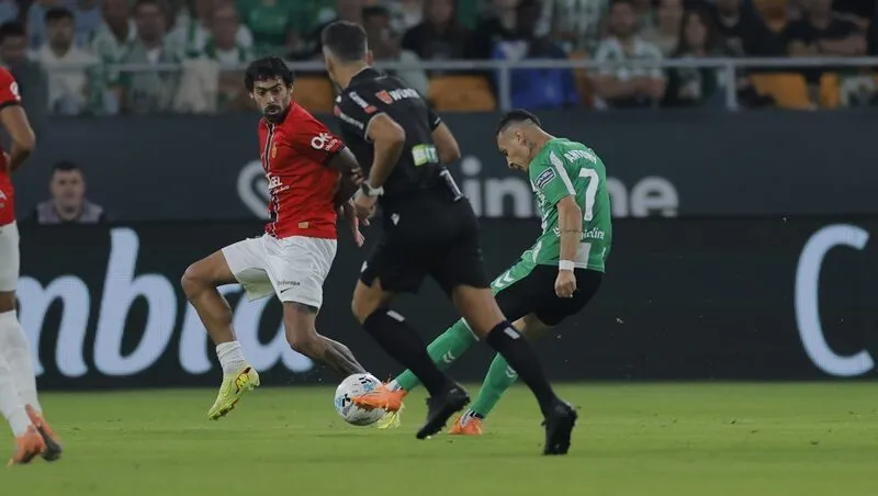  Antony lập cú đúp siêu phẩm