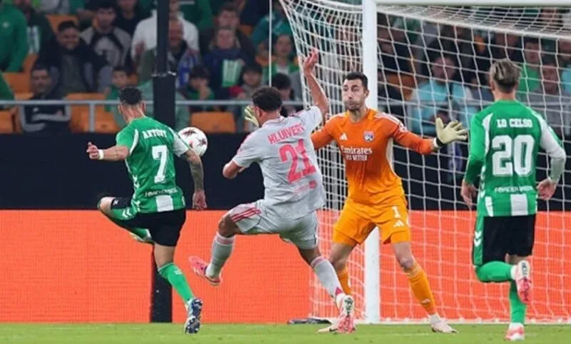 Antony thực hiện cú lốp bóng kỹ thuật vào lưới Lyon tại Europa League.