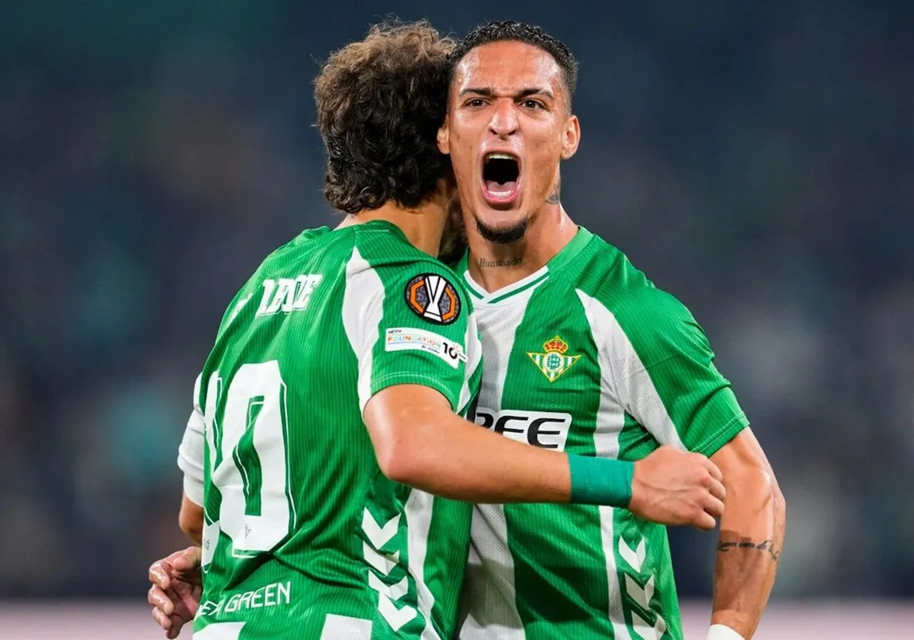 Antony lập siêu phẩm giúp Real Betis thắng Lyon 2-0